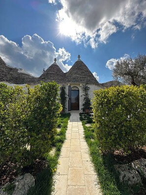 Vista esterna Trullo Mandorlo