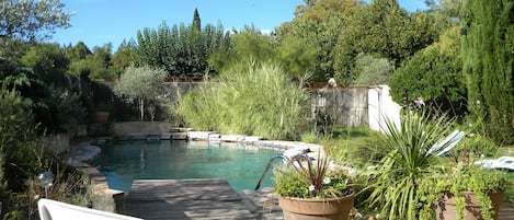 la terrasse de la piscine pour un petit apéro après le bain.