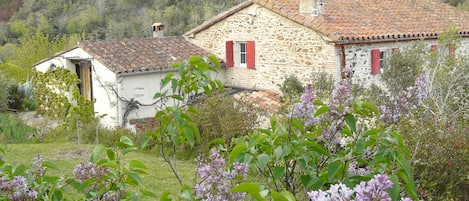 Le gîte, blotti contre la maison.