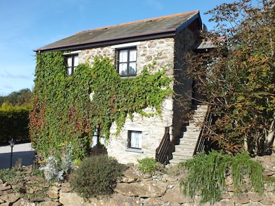 Cabaña de piedra en un entorno rural tranquilo con un campo de recreación de 2 acres