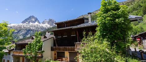 Apartment Seracs 2 and mountain scenery