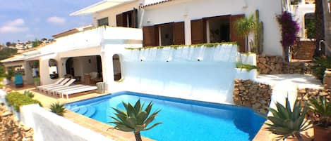 View villa south side with pool (8x4m)