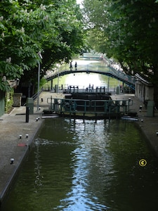 Canal Saint Martin in the footsteps of "Hotel du Nord"