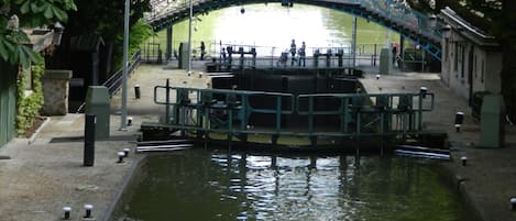 extérieur 
passerelle Hotel du Nord
copyright