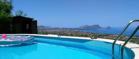 Piscina con vista sul golfo