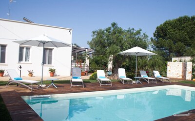 Dimora Lamioni - casa de vacaciones con cuatro dormitorios, piscina privada y jardín.