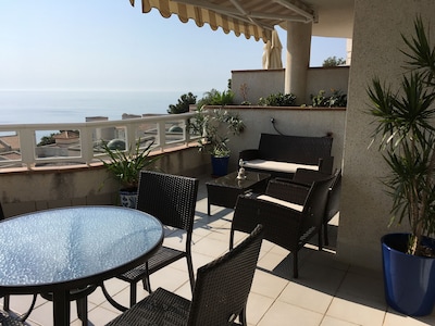 Helle und ruhige Wohnung mit herrlichem Blick über die Küste von Granada