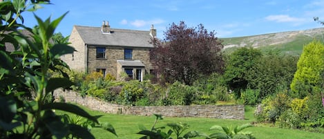 Wraycroft Cottages with a view of Fremingtom Edge behind