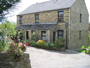 Wraycroft Cottage courtyard