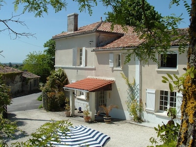 Charming,private cottage.Large garden.Exclusive pool.Sleeps 8.Private parking