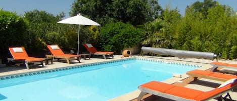 Piscine chauffée en saison avec ses transats pour votre bronzage