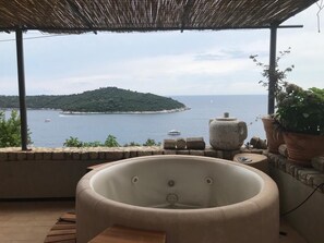 Outdoor spa tub