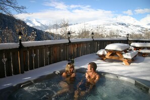 Outdoor hot tub on the terrace for 8 persons