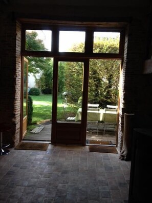 vue sur le jardin en entrant
