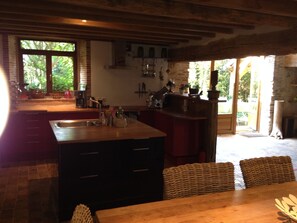Ambiance en cuisine, même si dans la vraie vie, c'est moins sombre!