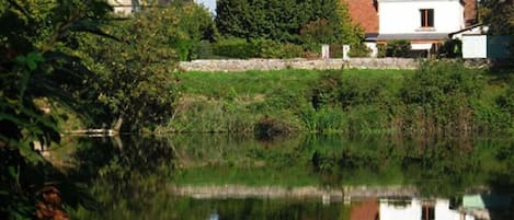 Vue de la maison et de la rivière