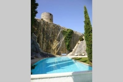 In a beautiful Provencal setting, airconditioned house for 2 with swimming pool