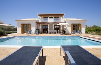 Impresionante villa de "diseño interior" con piscina privada climatizada