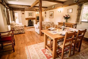 Open plan sitting/dining room