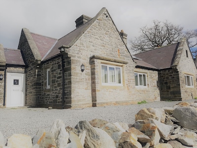 Large accommodation on gateway to Snowdonia