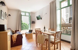 Welcome to your bright and chic 1 bedroom apartment in Nice!