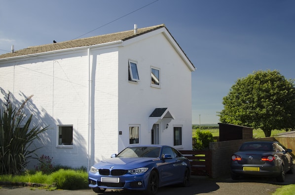 Beadnell Cottage with off road parking