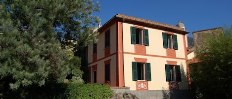 Casa esterno con prato