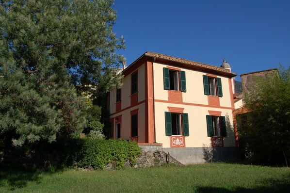 Casa esterno con prato