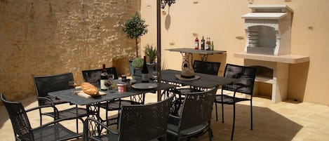 The sunny courtyard at Courtyard House in Sigournais