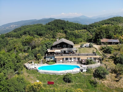 chalets maravillosos en la naturaleza virgen del norte de Toscana, piscina privada y SPA