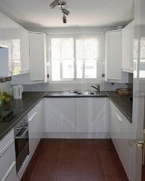 Fully fitted white gloss kitchen
