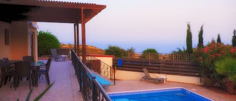 Beautiful house with large pool, sea view, large patios, shade, sun. Quiet. 