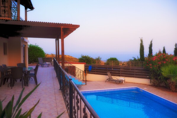 Beautiful house with large pool, sea view, large patios, shade, sun. Quiet. 