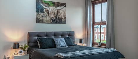 Large front master bedroom with ensuite bathroom & smart TV & large wardrobe