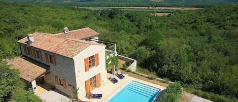 Panoramic views over the Mirna Valley