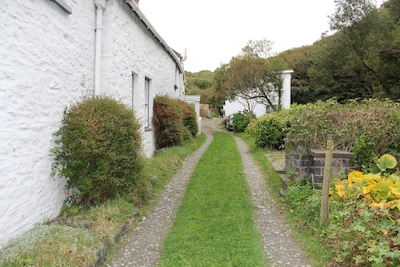 2 bedroom cottage in beautiful village, only 3 minutes walk from beach