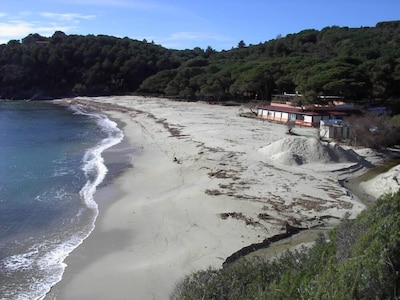 Fetovaia: Playa blanca, el sol, el mar, la bahía de Lacona es el sueño hecho realidad.