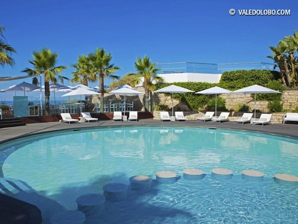 Swimming pool "Breeze" on the beach Vale do Lobo