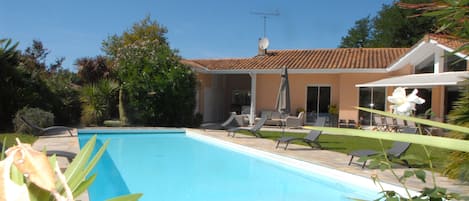 Façade Sud - Piscine et Terrasses