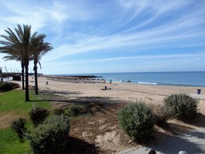 Praia Junto Edifício do Apartamento