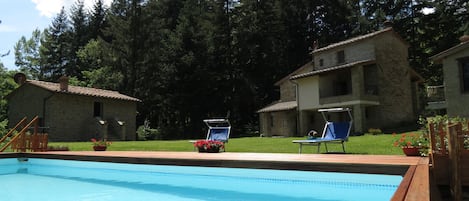 Vista della piscina e del parco.