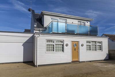 Casa recientemente renovada, momentos de una de las mejores playas de arena de Inglaterra. 