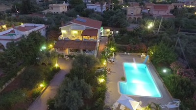 Fantastic apartment in a villa with private pool and garden near Palermo