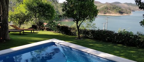 Jardim, piscina e vista do lago