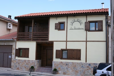 Wooden house ideal for families or groups of 8 people 5 km from Bardenas 