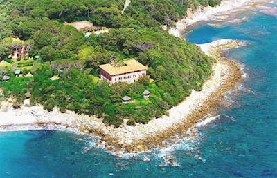 Casa en villa con terraza con vistas al mar.