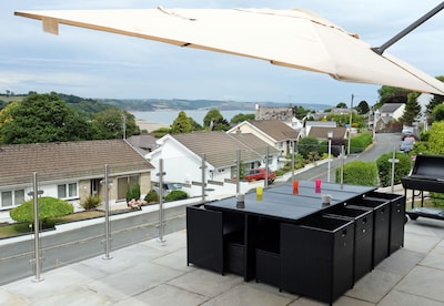 Am Byth Saundersfoot, modern six-bed holiday home with views overlooking the bay