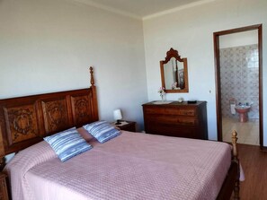 Ensuite room 1 wit sea view balcony