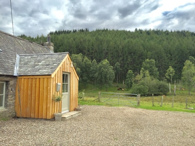 Luxury cottage in rural Perthshire (Dunkeld) sleeps 6, with uncompromising views