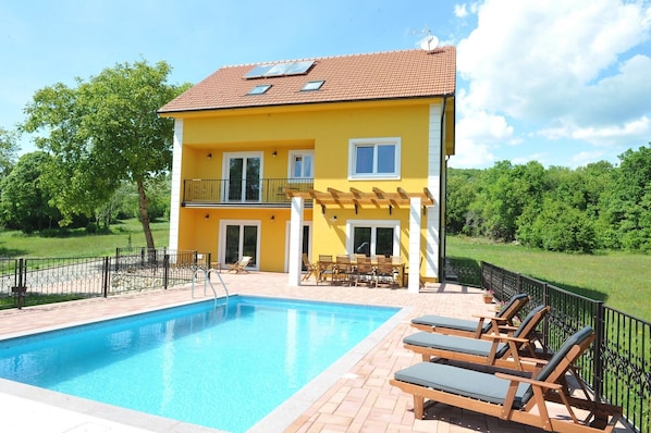 ALLEINSTEHENDES FERIENHAUS MIT POOL - VILLA TIJARA; KROATIEN